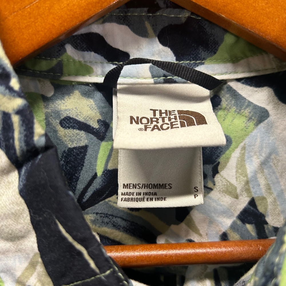 The North Face‎ Mens S Camo Tropical Print Short Sleeve Button Up Shirt NF0A55ND - Picture 4 of 9